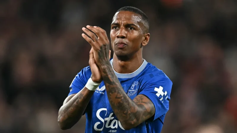 Ashley Young nhận hàng loạt lời tri ân từ đồng đội cũ 